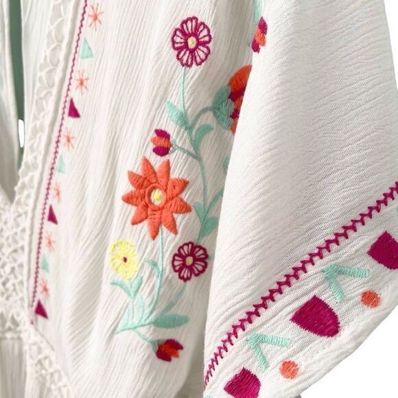 Jun & Ivy White Embroidered Floral V-Neck Short Sleeve Romper in Size Medium - Picture 13 of 16